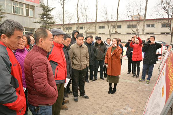 與會人員參觀科海集團(tuán)黨建成果展示